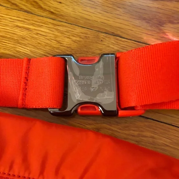 Herschel Fifteen Hip Pack Quilted Fiery Red - Picture 2 of 9